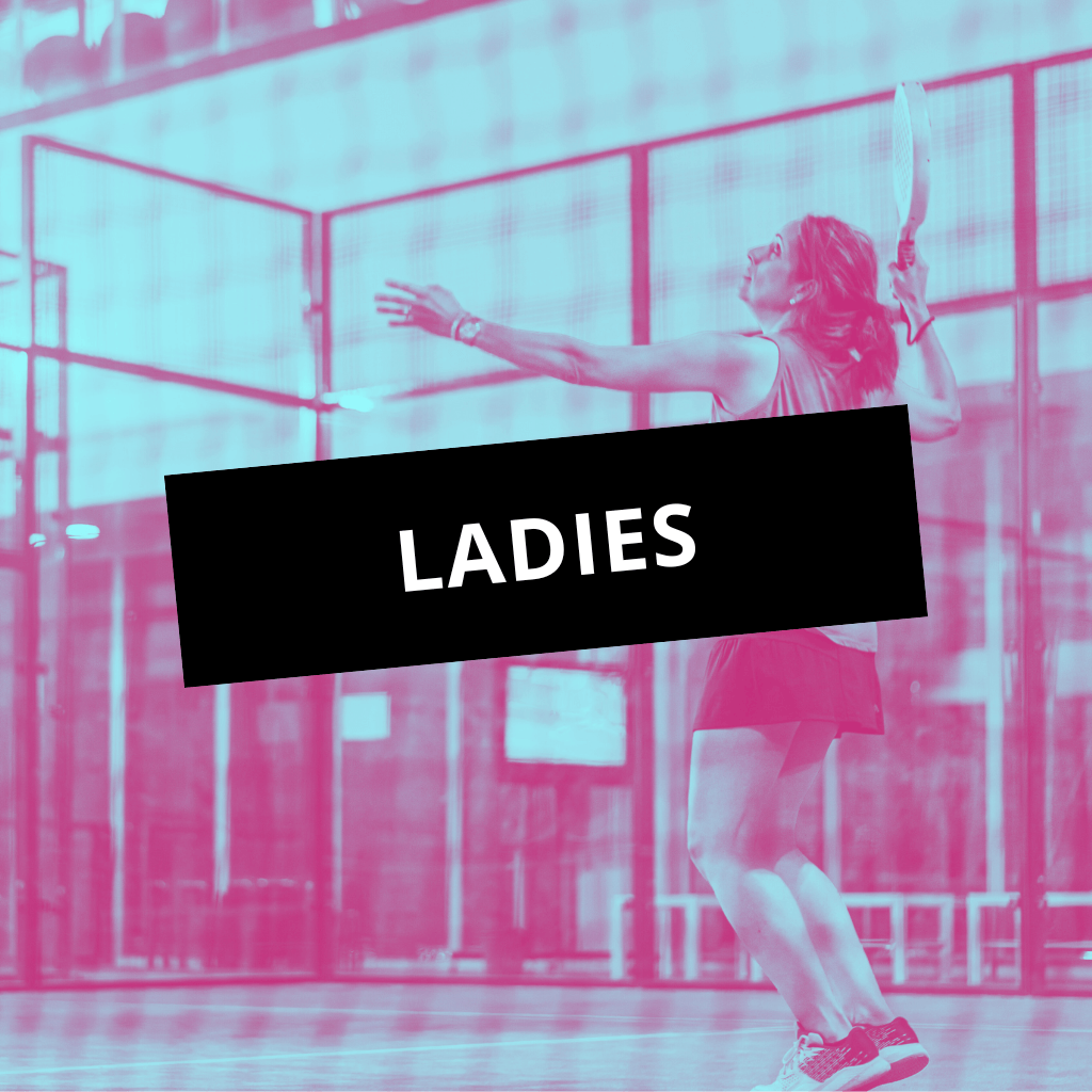 Une joueuse de padel en action sur le court, énergie et convivialité à Lille